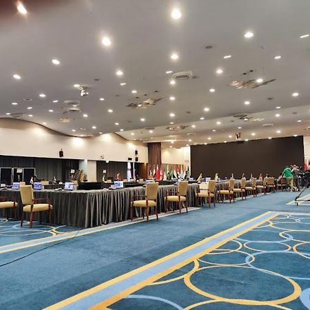 Isly Hotel El Aurassi מראה חיצוני תמונה