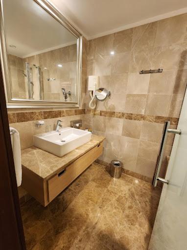 Isly Hotel El Aurassi מראה חיצוני תמונה